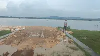 Warga melihat banjir yang menutup padi siap panen disawahnya di saluran Bendung Klambu Kiri, Godong, Kabupaten Grobogan. Foto: Felek Wahyu / Liputan6.com