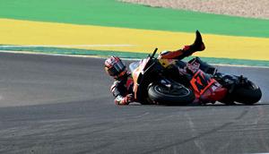 Balapan yang digelar di Autodromo Internacional Ayrton Senna, Goiania, pada Sabtu 21 Maret 2026 waktu setempat atau Minggu (22/3/2026) dini hari WIB juga diwarnai beberapa kecelakaan. Tampak dalam foto, pembalap Red Bull KTM Tech3 asal Spanyol, Maverick Vinales terjatuh saat Sprint Race MotoGP Brasil 2026 di Autodromo Internacional Ayrton Senna, Goiania, Sabtu 21 Maret 2026 waktu setempat atau Minggu (22/3/2026) dini hari WIB. (EVARISTO SA/AFP)