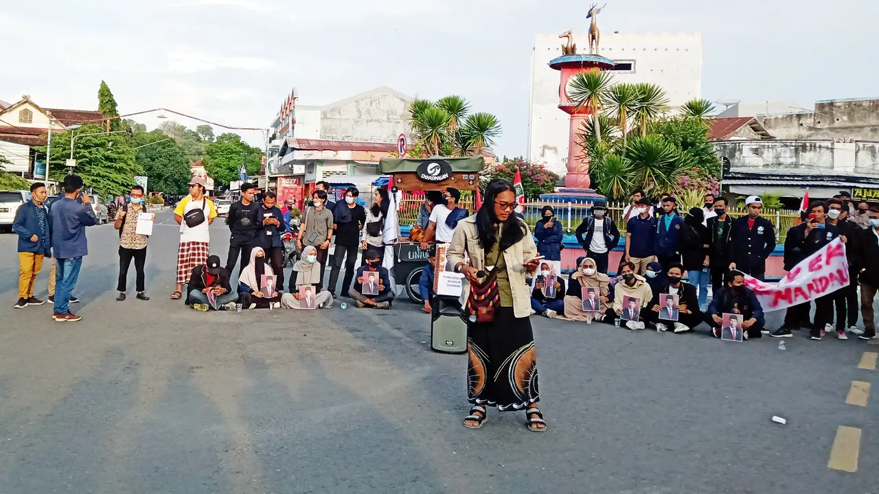 Mahasiswa di NTB turun ke jalan di hari ulang tahun Presiden Jokowi. (Foto: Liputan6.com/Hans Bahanan)