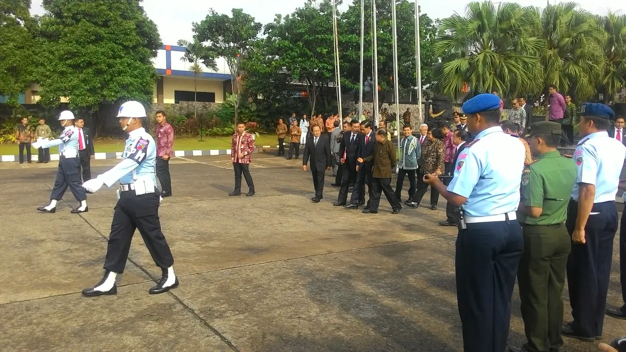 Rapat Singkat Jokowi, JK, dan Luhut Sebelum Bertolak ke Eropa
