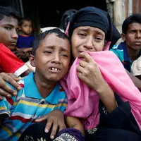 Seorang perempuan warga Rohingya dan anaknya menangis setelah tertangkap pasukan perbatasan Bangladesh (BGB). Pasalnya, mereka memasuki negara itu secara ilegal di Cox's Bazar pada 21 November 2016