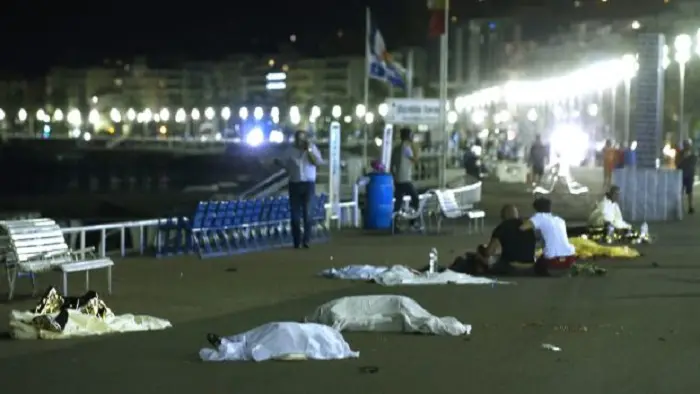 Puluhan orang tewas dalam serangan sebuah truk ke kerumunan warga di Nice, Prancis (Reuters)