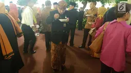 Seorang tamu undangan menikmati hidangan saat menghadiri pesta adat Kahiyang Ayu dan Bobby Nasution di di Bukit Hijau Regency Taman Setia Budi (BHR Tasbi), Medan, Sabtu (25/11). (Liputan6.com/Aditya Eka Prawira)