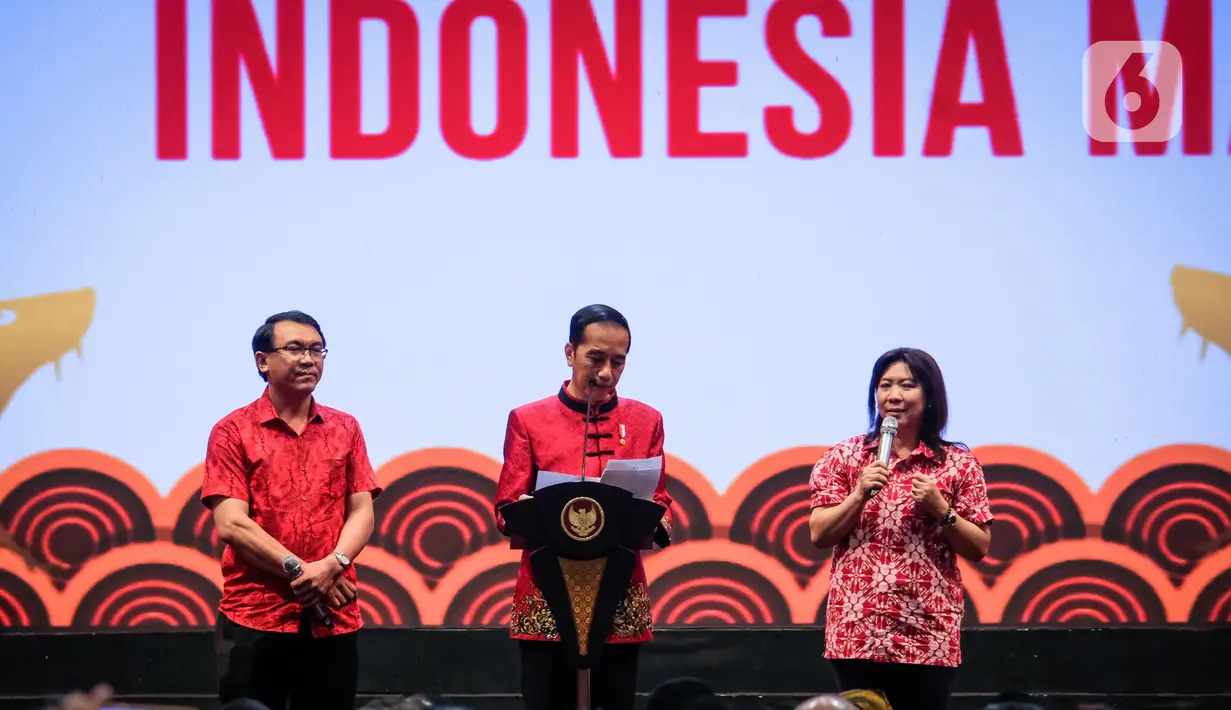 Presiden Joko Widodo (tengah) berbincang bersama peraih medali emas pada Olimpiade 1992, Susi Susanti (kanan) saat Perayaan Imlek Nasional 2020 di ICE BSD Tangerang Selatan, Kamis (30/1/2020). Perayaan Imlek Nasional 2020 mengangkat tema "Bersatu untuk Indonesia Maju". (Liputan6.com/Faizal Fanani)