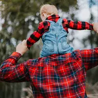 Peran ayah dalam attachment parenting membangun kedekatan, rasa aman, dan ikatan kuat sejak awal kehidupan anak. (Foto: Priscilla Du Preez/Unsplash)