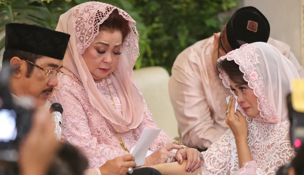 Jika tidak ada alangan, pada 12 Agustus mendatang, menjadi hari bersejarah bagi pasangan Sheza Idris dan Surya Ibrahim. Hari itu, keduanya akan meresmikan hubungannya ke jenjang yang lebih serius. (Adrian Putra/Bintang.com)