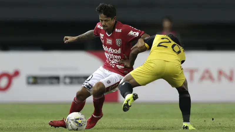 Striker Bali United, Irfan Bachdim, berusaha melewati gelandang Bhayangkara FC, Ilham Udin, pada laga Piala Presiden 2019. (Bola.com/Yoppy Renato)