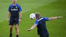 Pelatih Salzburg Gerhard Struber menghadiri sesi latihan menjelang matchday 1 Grup D Liga Champions 2023/2024, di stadion Luz di Lisbon, Selasa (19/9/2023). (Patricia DE MELO MOREIRA / AFP)
