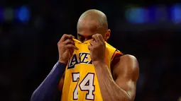 Ekspresi Kobe Bryant saat pertandingan LA Lakers melawan Washington Wizards dalam laga basket NBA di Staples Center, Los Angeles, California, AS, (22/3/2013). (AFP/Frederic J. Brown)