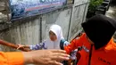 Seorang murid saat berpartisipasi dalam latihan tsunami di Meulaboh, Aceh, (5/9). Latihan ini menyimulasikan gempa berkekuatan 9,3 di lepas pantai barat pulau Sumatra di Indonesia. (AFP Photo/Januar)