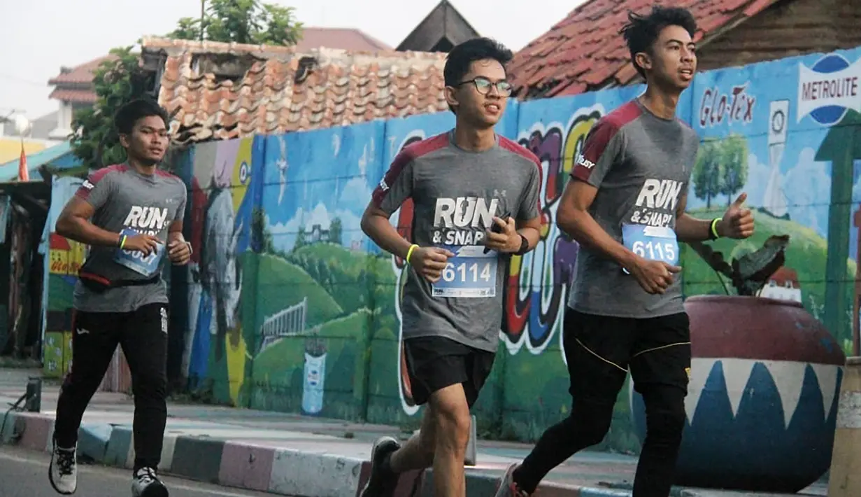 Peserta fun run saat mengikuti event lari bertajuk 'Run and Snap in Tangerang 5k' di Tangerang, Minggu (8/3/2020). Novotel Tangerang gelar event lari yang diikuti ratusan peserta. (Dokumentasi)