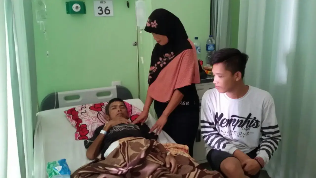 Sebagian paku yang ditelan tukang bangunan itu berukuran panjang 12 cm, sebagian lainnya berukuran 7 cm. Sebagian bahkan tersangkut di dada. (Liputan6.com/Jayadi Supriadin)