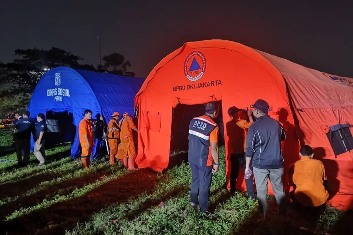 Petugas mendirikan tenda bantuan kedaruratan bencana kebakaran di wilayah Kebon Kosong, Kemayoran, Jakarta Pusat, Selasa (2/6/2026) dinihari (Antara)
