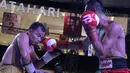 Aksi Ilham Leoisa (kanan) melepaskan hook ke wajah petinju Thailand, Paiboon Lorkham pada kelas Super-Lightweight Mahkota Boxing Super Series di Cilandak Town Square, Jakarta (10/3/2018). Ilham menang angka mutlak. (Bola.com/Nick Hanoatubun)