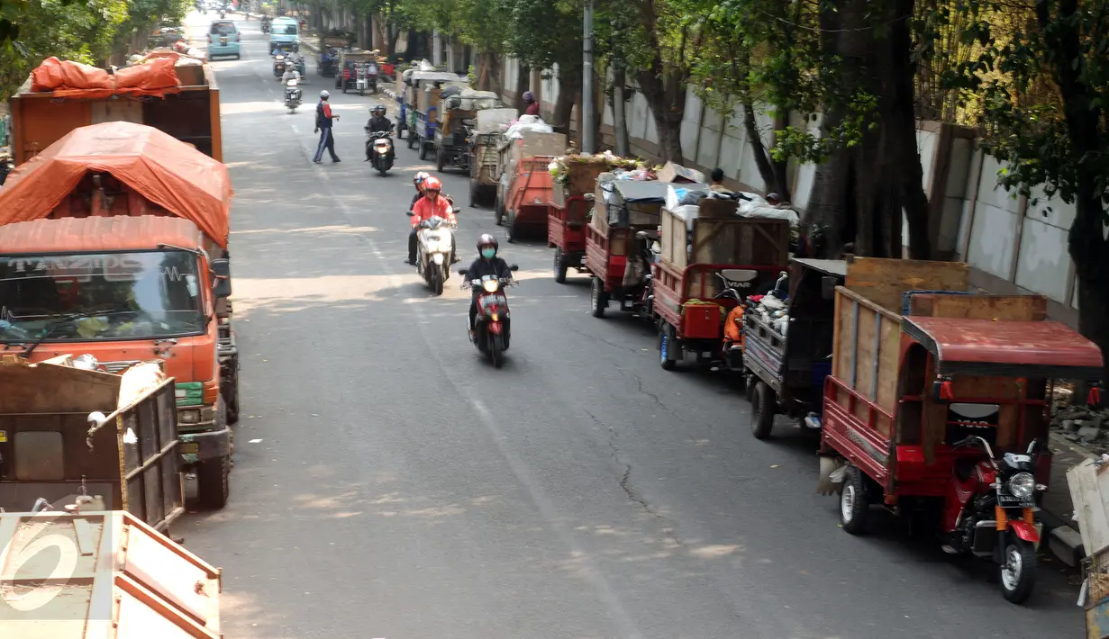 Antrean motor gerobak sampah yang akan membuang sampah di Tempat Pembuangan Sampah Sementara Kalibata, Jakarta, Rabu (4/11/2015). Menurut warga, penumpukan sampah ini sudah terjadi sejak Senin (2/11) lalu. (Liputan6.com/Helmi Fithriansyah)