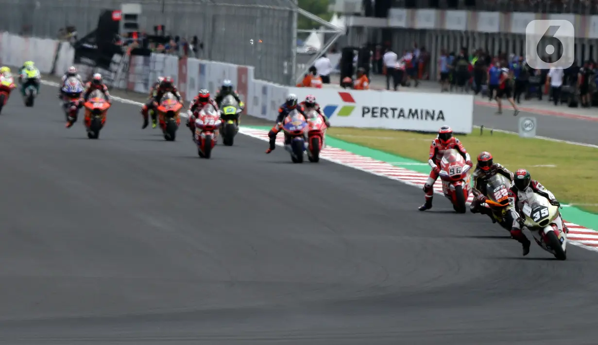 Pembalap Idemitsu Honda Team Asia, Somkiat Chantra (depan) saat berlomba di ajang Moto2 GP Mandalika di Pertamina Mandalika International Street Sirkuit, Nusa Tenggara Barat, Minggu (20/3/2022). Somkiat Chantra menempati podium utama ajang Moto2 GP Mandalika. (Liputan6.com/Helmi Fithriansyah)
