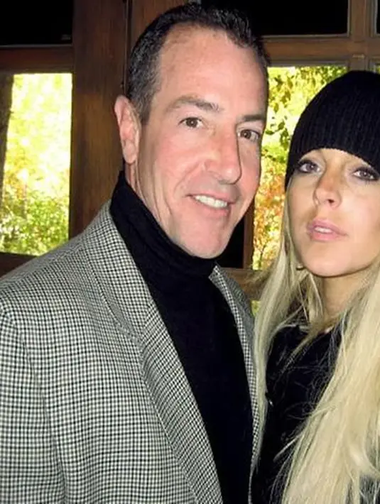 "Keputusannya terserah pada Lindsay, tentang apa yang dia ingin lakukan, semoga saya berharap keputusan paling terbaik yang ia pilih," ungkapnya. (Dailymail/Bintang.com)