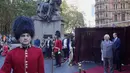 Charles digambarkan dalam pose khasnya, dengan tangan terkatup di belakang punggungnya, siap untuk menyapa rakyatnya, mengenakan jas kotak-kotak abu-abu Prince of Wales dengan kemeja lilac yang dibuat khusus oleh penjahit raja. (AP Photo/Rick Rycroft)