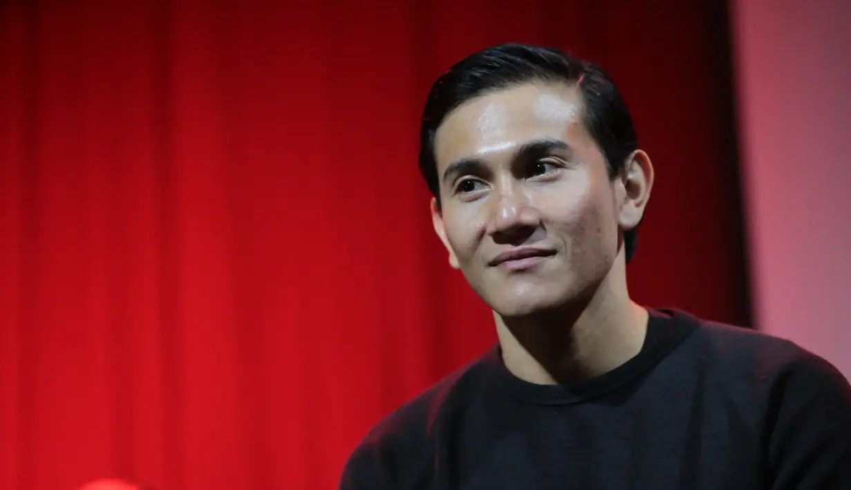 Menjadi seorag aktor memang harus menerima peran apapun yang didapatkannya. Seperti halnya Vino G. Bastian yang mendapat kesempatan menjadi sosok Chrisye di film terbarunya nanti. (Adrian Putra/Bintang.com)