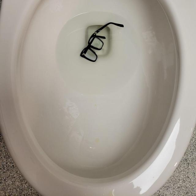 6 Momen Apes Barang Jatuh di Kloset Ini Bikin Elus Dada, Ragu Dipakai Lagi