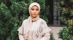 Gaya penampilan Awkarin saat pakai hijab pun selalu menyita perhatian publik. Terlebih, gaya berhijabnya ini sangat anggun. Wajar saja jika netizen Tanah Air memuji perempuan kelahiran 29 November 1997 cantik memesona. (Liputan6.com/IG/@awkarin)