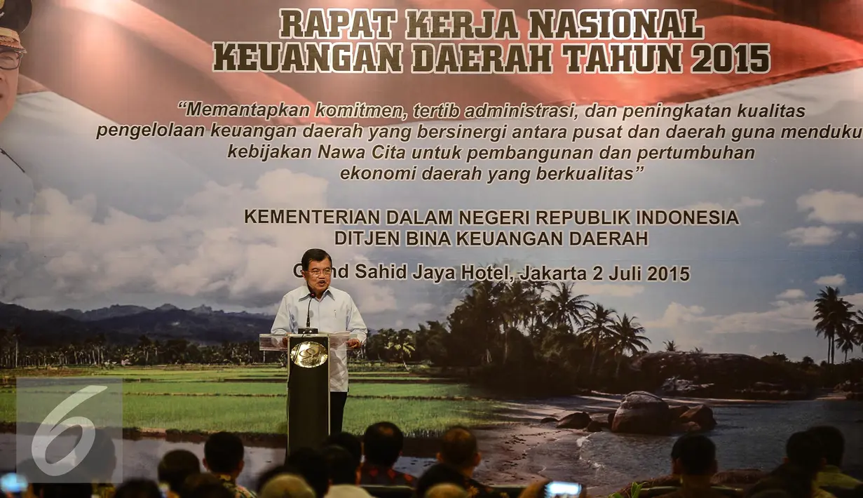 Wakil Presiden Jusuf Kalla memberikan sambutan saat pembukaan Rapat Kerja Nasional Keuangan Daerah Tahun 2015 di Jakarta, Kamis (2/7/2015). Menurut JK, krisis Yunani bisa dijadikan pelajaran agar tak terjadi di Indonesia. (Liputan6.com/Faizal Fanani)