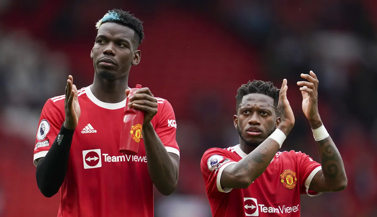 Paul Pogba. Gelandang berusia 28 tahun ini dipulangkan Manchester United dari Juventus pada musim 2016/2017, setelah 4 musim meninggalkan Old Trafford. Awal musim ini tampil impresif bersama Bruno Fernandes meski sempat berencana hengkang di bursa transfer. (Foto: AFP/Adrian Dennis)