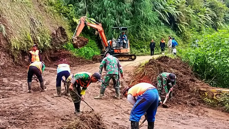 Tim Gabungan dari TNI, Polri dan BPBD Lumajang, berupaya membersihkan longsoran tanah yang menutup jalan Desa Argosari. (Istimewa)