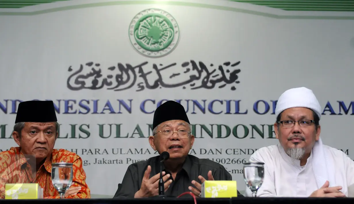 Ketua Umum MUI Pusat, Maruf Amin (tengah) memberi keterangan terkait polemik ucapan Gubernur DKI Jakarta, Basuki Tjahaja Purnama di Jakarta, Kamis (13/10). Ia meminta masyarakat tetap tenang menyikapi hal tersebut. (Liputan6.com/Helmi Fithriansyah)