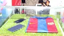  Jersey Barcelona FC dan Oppo smartphone F1 plus FCB Edition  dipajang pada acara kerjasama Oppo dan FC Barcelona di Kawasan SCBD, Jakarta, Kamis (21/7/2016). (Bola.com/Nicklas Hanoatubun)