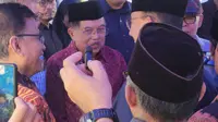 Jusuf Kalla dan Anies Baswedan melayat ke kediaman ekonom senior Faisal Basri, Kamis (5/9/2024). (Merdeka.com/ Bachtiarudin Alam