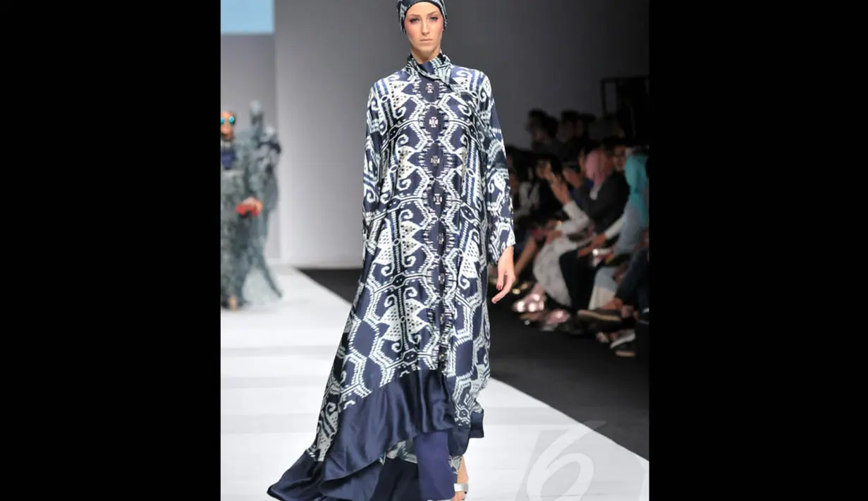 Koleksi Itang Yunasz bertajuk Exotic Journey di pamerkan di Jakarta Fashion Week 2015, Minggu (2/11/2014). (Liputan6.com/Panji Diksana)