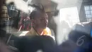 Tersangka Asiong alias Cecep Setiawan saat berada didalam mobil tahanan di Rumah Tahanan (Rutan) Salemba, Jakarta , Jumat (10/4/2015). Tim Bareskrim Mabes Polri mengamankan kaki tangan Freddy Budiman yaitu Kim dan A cuan. (Liputan6.com/Faizal Fanani)