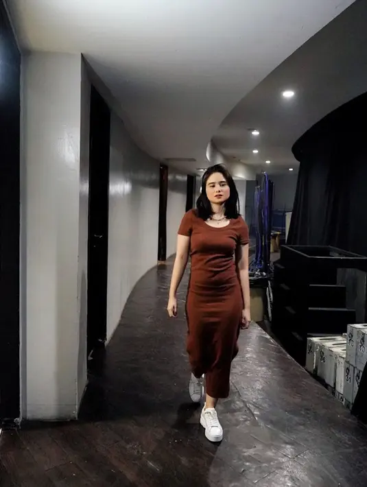 Dalam salah satu unggahannya, Tissa Biani terlihat begitu cantik dalam balutan dress panjang cokelat. Berpose di hadapan kamera, dara cantik ini tampak semakin menawan. (Liputan6.com/IG/@tissabiani)