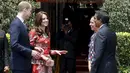 Pangeran William dan istrinya Kate Middleton Duchess of Cambridge berbincang dengan staf hotel saat tiba di  hotel Taj Mahal Palace, Mumbai , India , (10/4). Pangeran William melakukan kunjungan ke India bersama istrinya. (REUTERS / Danish Siddiqui)