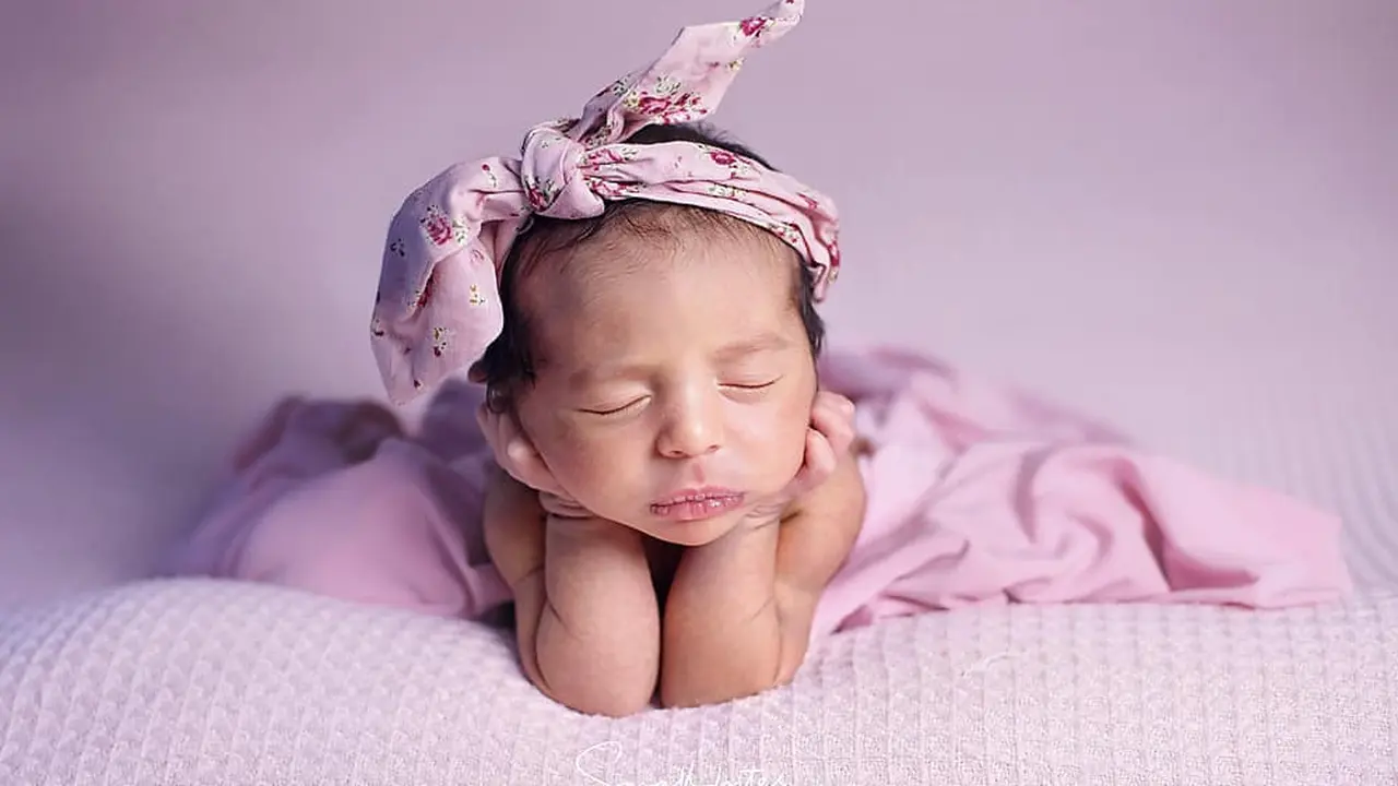 6 Gaya Pemotretan Baby Born Anak Ketiga Tania Nadira, Menggemaskan