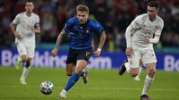 Di pundak Ciro Immobile, Roberto Mancini sangat berharap Timnas Italia bisa mencetak gol ke gawang Inggris pada final nanti. Setidaknya meski gagal menyumbangkan gol, Immobile tetap pemain yang berpotensi mengacaukan konsentrasi Harry Maguire dan kawan-kawan. (Foto: AFP/Pool/Frank Augstein)