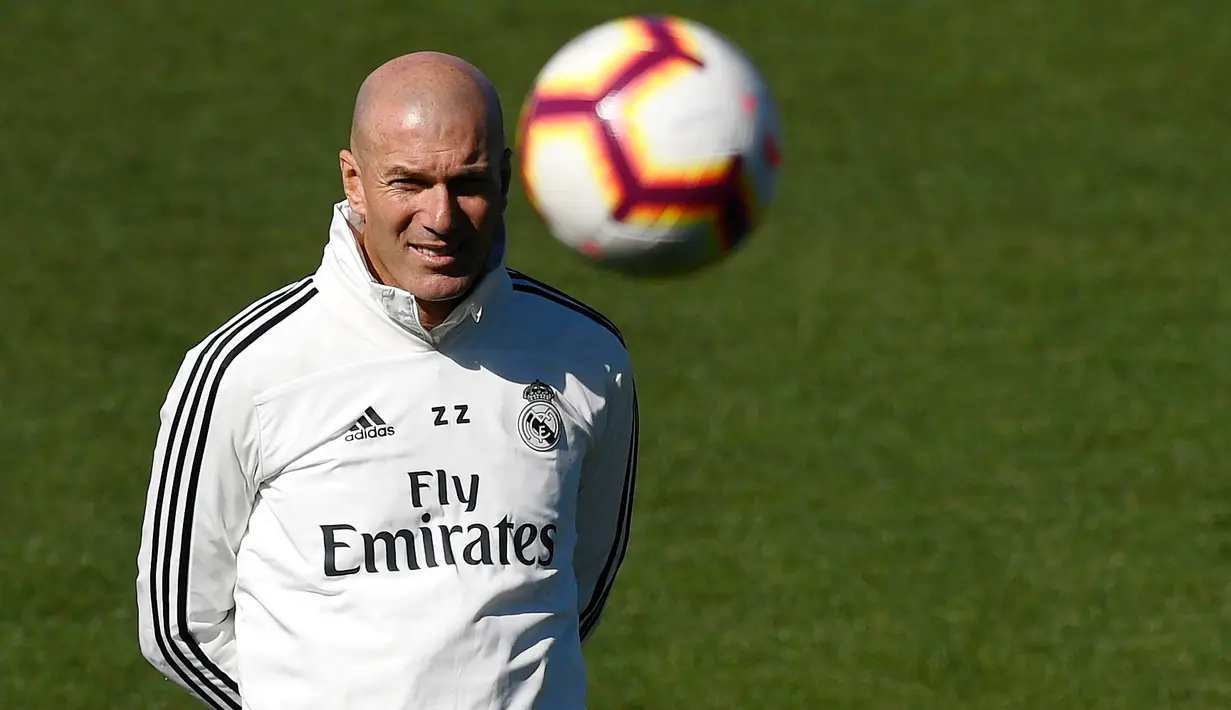 Pelatih Real Madrid Zinedine Zidane melihat para pemain berlatih di fasilitas pelatihan Valdebebas di Madrid (15/3). Zidane kembali melatih Real Madrid menggantikan Santiago Solari. (AFP Photo/Gabriel Bouys)