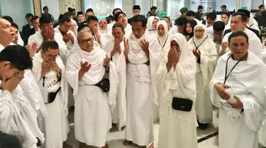 Presiden Joko Widodo didampingi Ibu Iriana Jokowi menunaikan ibadah umrah di Mekkah, Arab Saudi, Senin (15/4). Jokowi yang berangkat umrah usai melakukan debat terakhir dalam Pilpres 2019 itu berkesempatan masuk ke dalam Kakbah. (Liputan6.com/Pool/Biro Pers Setpres)