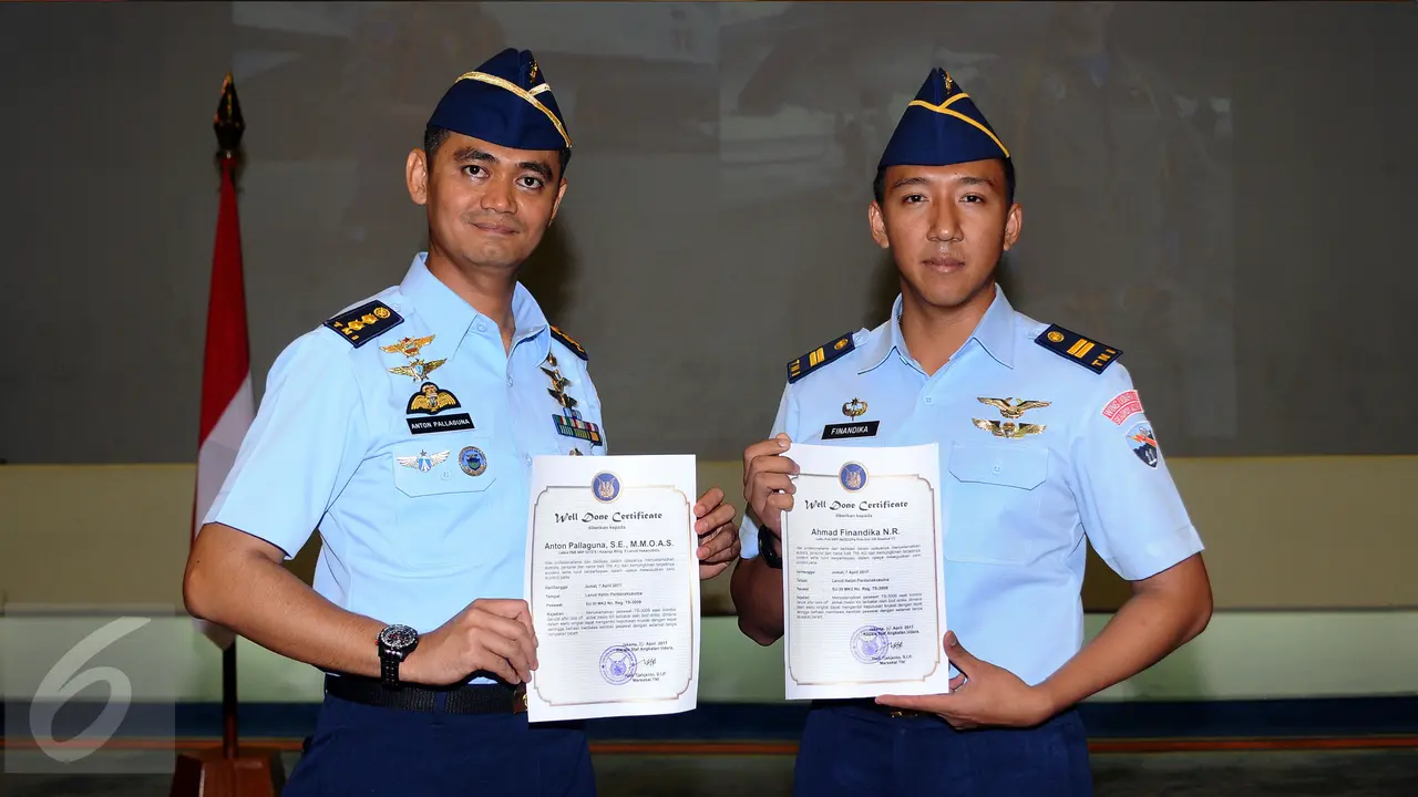20170421-Dua Penerbang TNI AU Dapat Penghargaan Welldone-Tebe