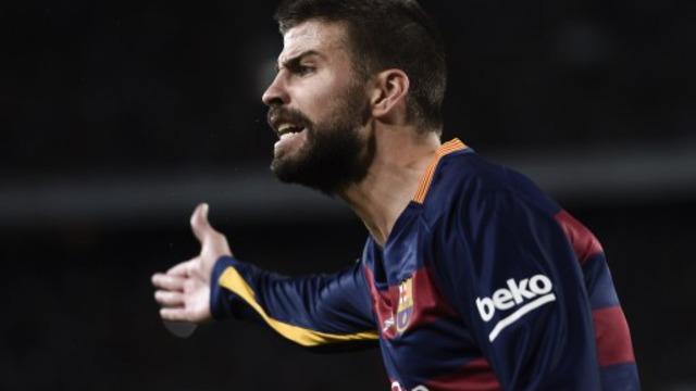 Gerard Pique bek Barcelona mendapat kartu merah saat timnya berhadapan dengan Athletic Bilbao pada leg kedua Piala Super Spanyol, Minggu (16/8/15).