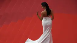 Model Brasil, Adriana Lima menyapa penggemarnya saat tiba untuk menghadiri pemutaran film 'Loveless' pada Festival Film Cannes ke-70 di Cannes, Prancis selatan. (AFP Photo/Anne-Christine Pouljoulat)