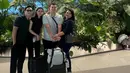 Potret Sarah Menzel berfoto dengan ibunda, kakaknya, dan juga Azriel Hermansyah sebelum keberangkatan. Terlihat mata sembab Sarah karena menangis berpisah sementara dengan Azriel. Tak hanya dari keluarga, Sarah Menzel juga dapat dukungan dari netizen. Pasangan yang terpaut usia 2 tahun ini tampil selaras dan kompak mengenakan baju simpel pakai busana nuansa gelap. (Liputan6.com/IG/@azriel_hermansyah)