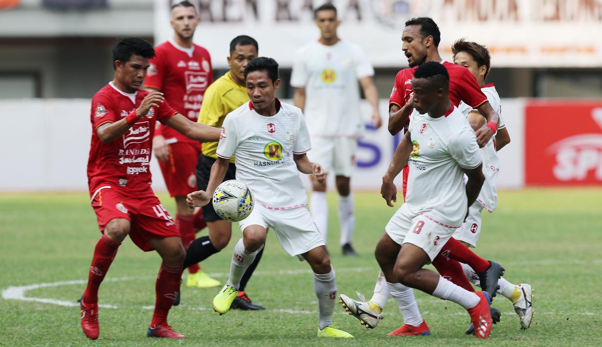 Gelandang Persija Jakarta, Sandi Sute, berebut bola dengan pemain Barito Putra, Evan Dimas, pada laga Liga 1 2019 di Stadion Patriot, Bekasi, Senin (23/9/2019). Persija menang 1-0 atas Barito Putra. (Bola.com/M Iqbal Ichsan)
