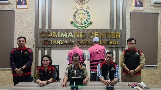 Konferensi pers penetapan dan penahanan dua tersangka korupsi Baznas Kota Dumai.
