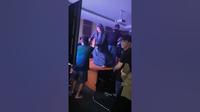 Tangkap layar video viral yang diduga dilakukan sejumlah oknum  diduga berasal dari Dinas PUPR Kutai Timur.