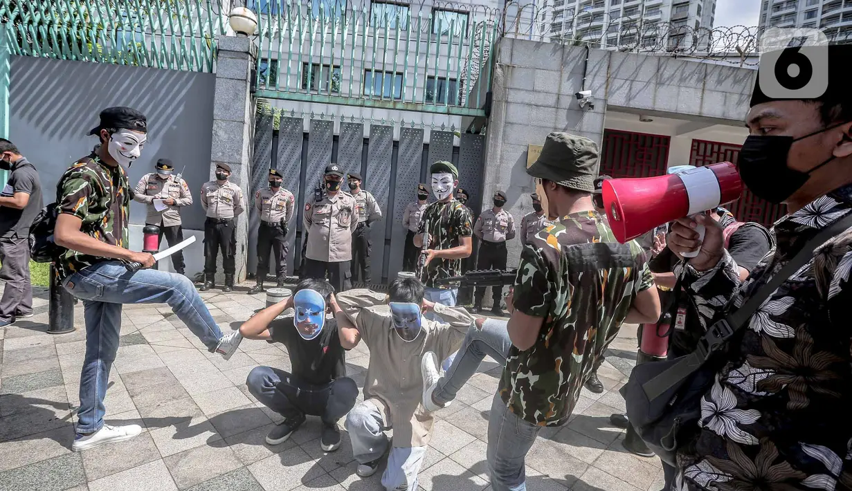 Massa menggelar demonstrasi solidaritas untuk muslim Uighur di depan Kedubes China, Jakarta, Jumat (3/6/2022). Mereka menuntut pemerintah China melalui kedutaan besarnya di Indonesia untuk segera menghentikan penyiksaan, penyanderaan, dan pelarangan umat muslim Uighur dalam melaksanakan aktivitas ibadah. (Liputan6.com/Faizal Fanani)