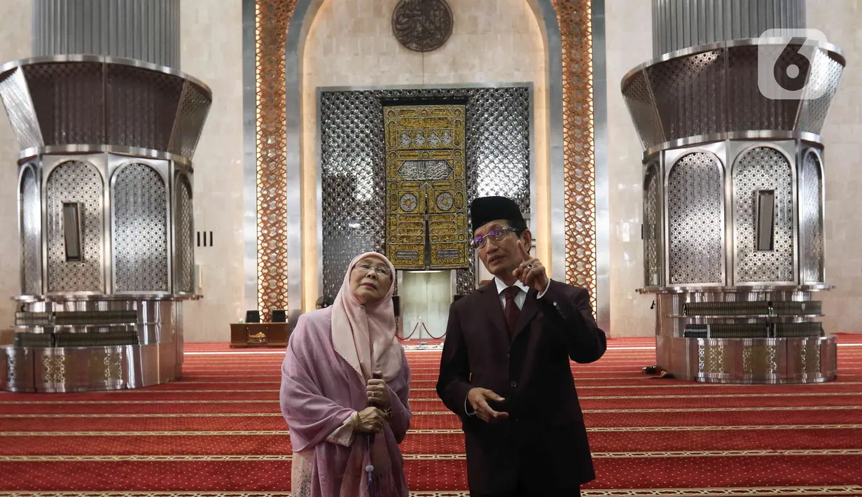 Istri Perdana Menteri Malaysia, Wan Azizah Wan Ismail  berbincang dengan Imam Besar Masjid Istiqlal Nasaruddin Umar saat mengunjungi Masjid Istiqlal, Jakarta Senin (9/1/2023). Wan Azizah bersama rombongan lainnya langsung melakukan tur ke sejumlah area masjid Istiqlal. (Liputan6.com/Herman Zakharia)