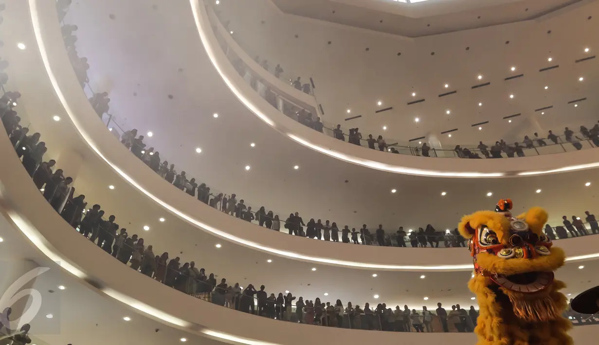 Pusat perbelanjaan Senayan City menampilkan atraksi Barongsai Tonggak saat perayaan Imlek 2568, Jakarta, Sabtu (28/01). Kehadiran atraksi barongsai ini menjadi tontonan menarik bagi pengunjung. (Liputan6.com/Fery Pradolo)