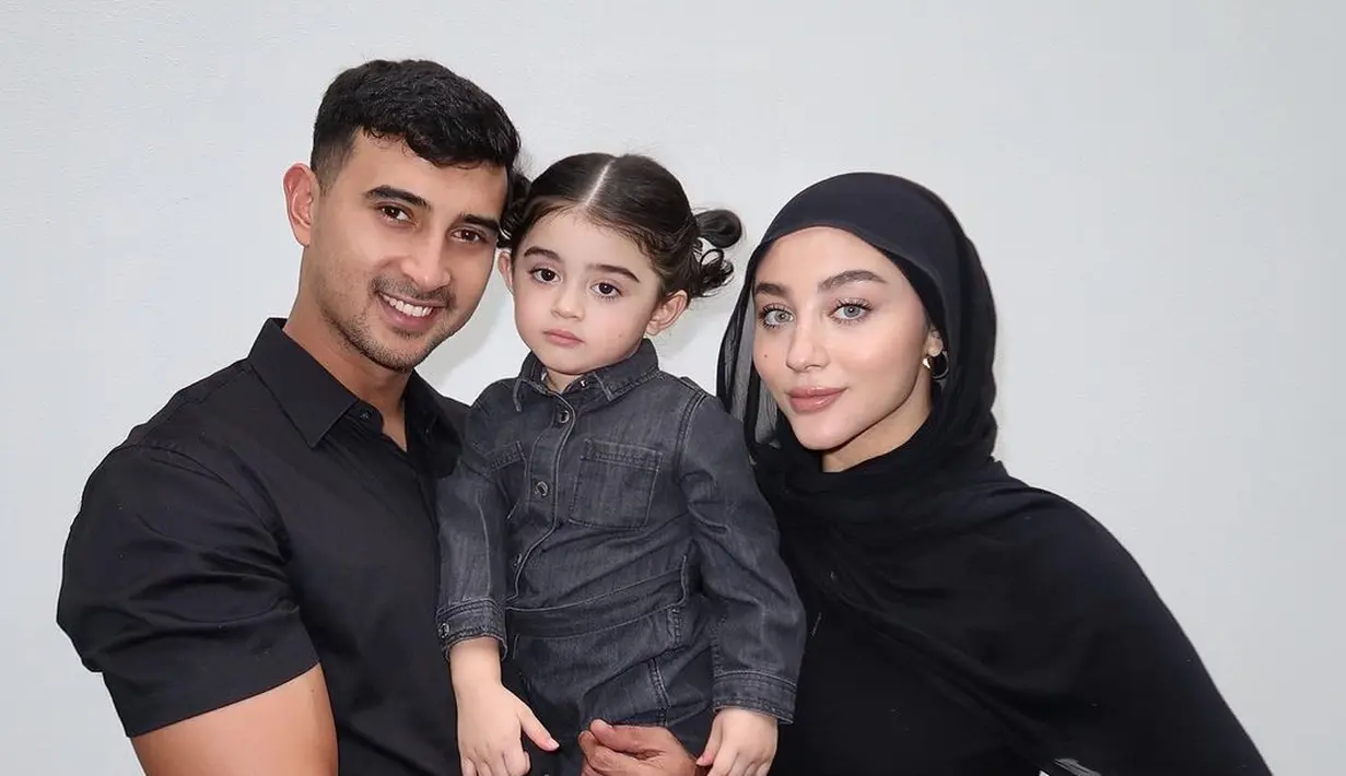 <p>Bersama kedua orangtuanya, Guzel tampil menggemaskan bak boneka. Ia kenakan jumpsuit black denim dengan rambut ikat dua [@guzelimalisyakieb]</p>